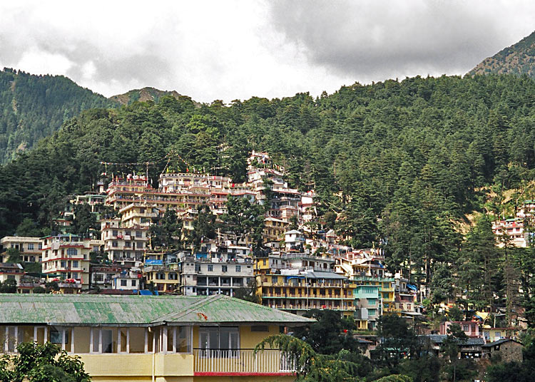 Dharamsala an den ersten Ausläufern des Himalaya hat viele steile Gassen. Fotografie von Lothar Seifert