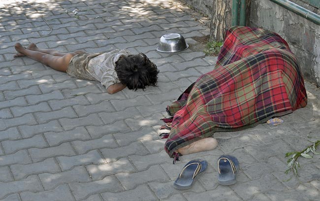 Bettler schlafend am Straßenrand. Fotografie von Lothar Seifert