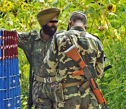 Ein Sikh-Soldat. auch die Soldaten und Polizisten tragen stolz Ihren Turban. Fotografie von Lothar Seifert