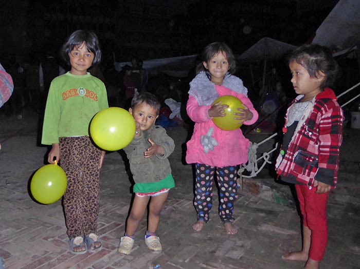 100 Luftballons zur großen Freude der Kinder. Fotografie von Lothar Seifert