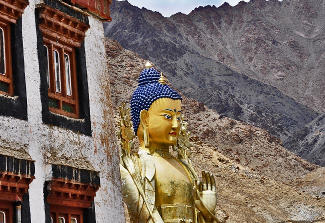 Zukunftsbuddha Bodhisattva Maitreya in Lekir. Eine riesengroße Statue Fotografie von Lothar Seifert