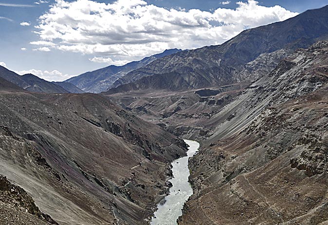 Indus, von China kommend, fließt der Fluss weiter nach Pakistan. Fotografie von Lothar Seifert