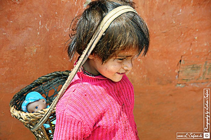 Mädchen mit Tragekorb. Liebevoll trägt sie ihre erste Puppe im nepalüblichen Korb. Fotografie von Lothar Seifert