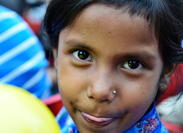 Mädchen in Kathmandu. Leuchtende dunkle Augen schauen uns an. Fotografie von Lothar Seifert