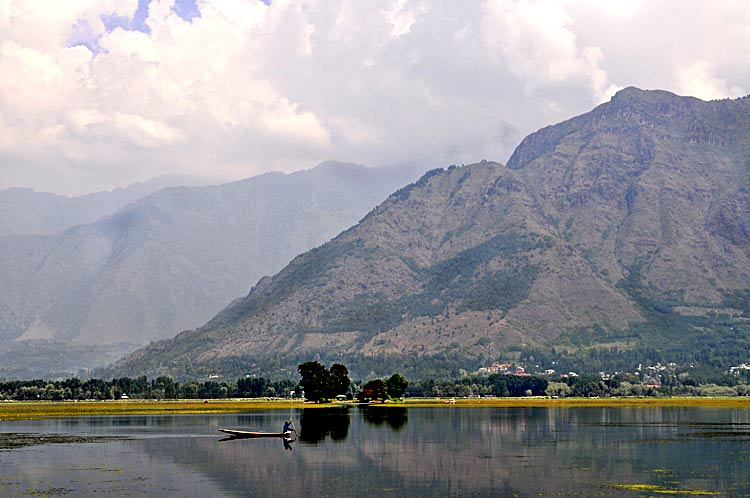 Auf dem Dal Lake in Srinagar. Fotografie von Lothar Seifert